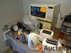 2 micro-ondes, ventilateurs de table, 2 toasters et 2 bouilloires
