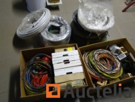nombreux-cables-electriques-divers-3g25-gaine-rouleaux-de-gaine-vide-passe-cable-1125291G.jpg