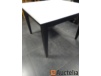 Table design carré noir et blanche